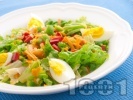 Рецепта Свежа зелена салата с чушки, моркови и яйца